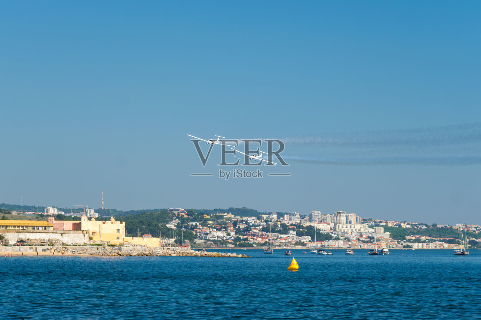 特技飞行飞机在空中表演特技照片摄影图片