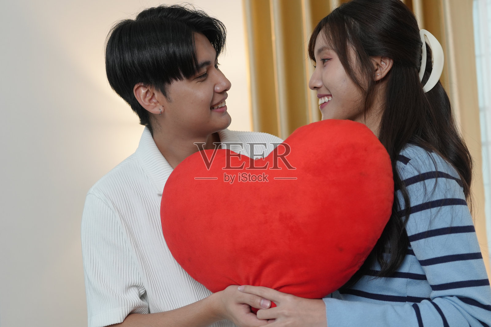 浪漫的情人节庆祝活动。快乐的两个人庆祝蜜月或周年纪念。照片摄影图片