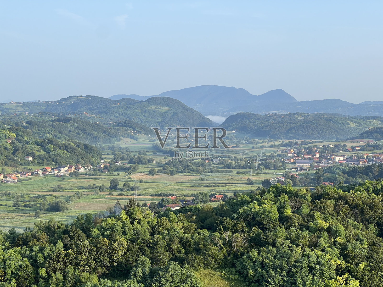 克罗地亚扎戈里耶地区的森林、田野、村庄和扎戈里耶山丘的全景，热气球飞行中俯瞰 - 克罗地亚照片摄影图片