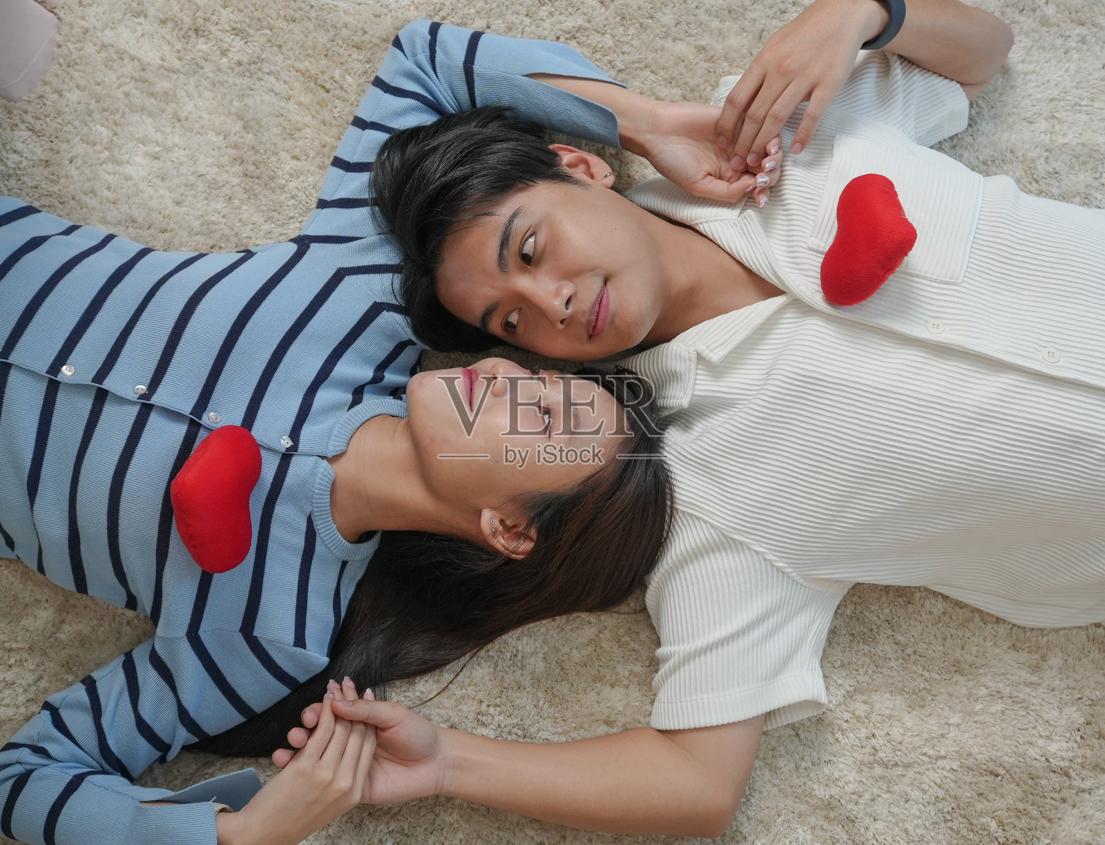 浪漫的情人节庆祝活动。快乐的两个人庆祝蜜月或周年纪念。照片摄影图片