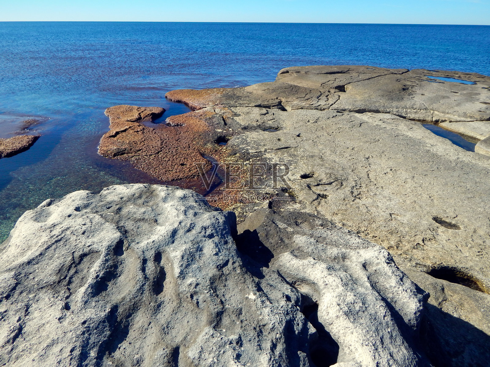 里海的岩石海岸。照片摄影图片