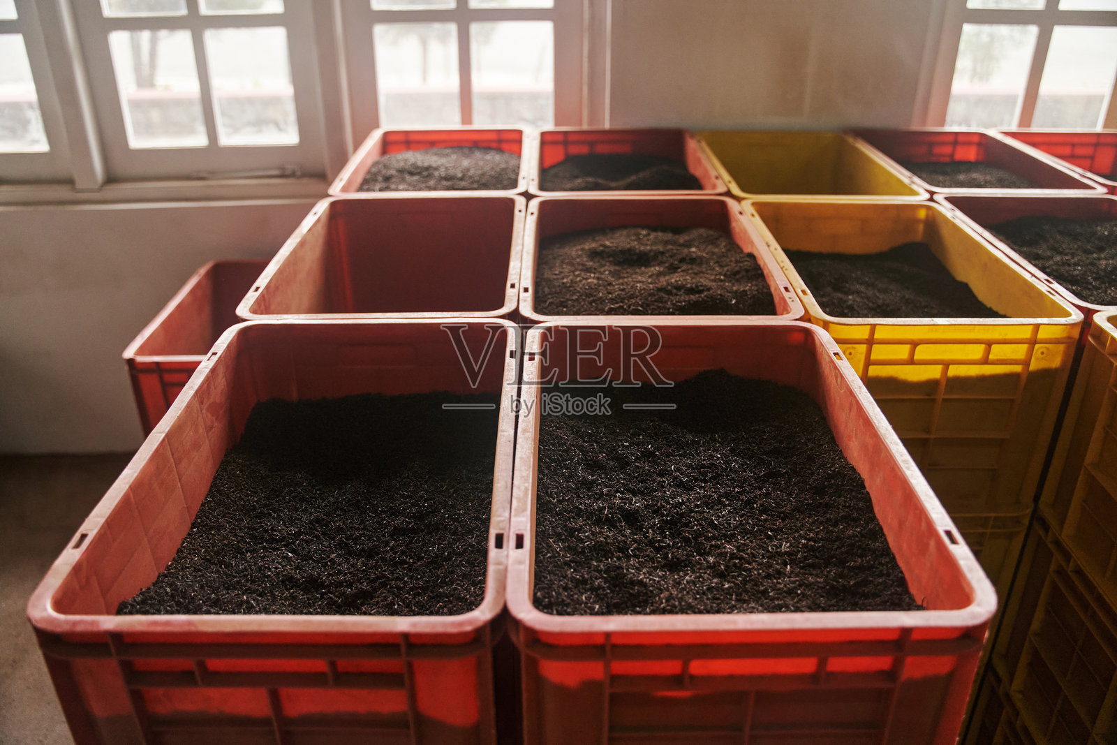 斯里兰卡康提茶厂的塑料盒装锡兰茶照片摄影图片