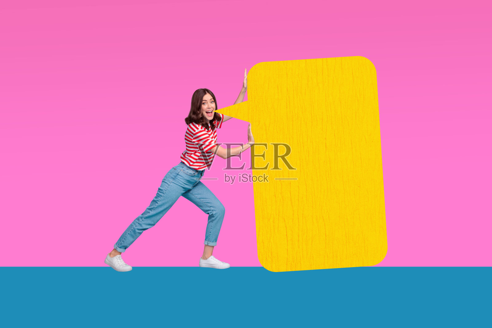 创意拼贴海报，快乐迷人的年轻女性推动着一个大泡泡，里面有思维文字，背景为粉色。照片摄影图片