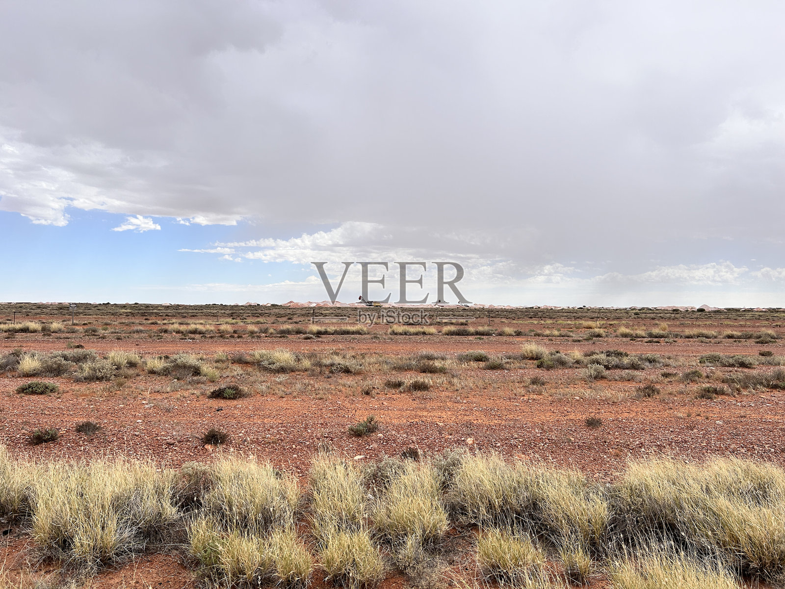 库伯佩迪，位于南澳大利亚，是世界的欧泊之都，以其地下住宅、教堂和商店而闻名，这些建筑是为了躲避沙漠的炎热，提供独特的内陆体验。照片摄影图片