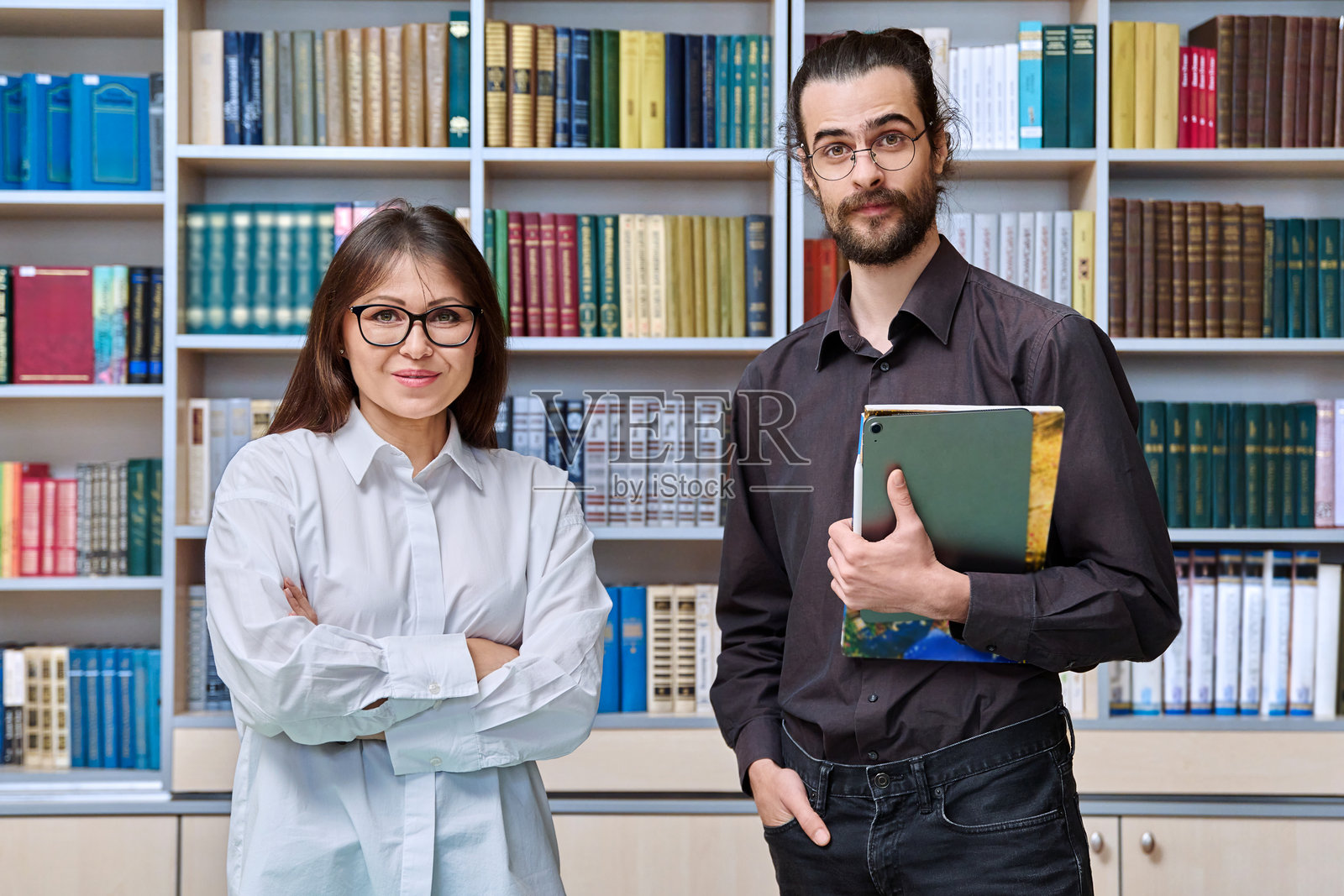 男女人士同事教育工作者在教室图书馆内的肖像照片摄影图片