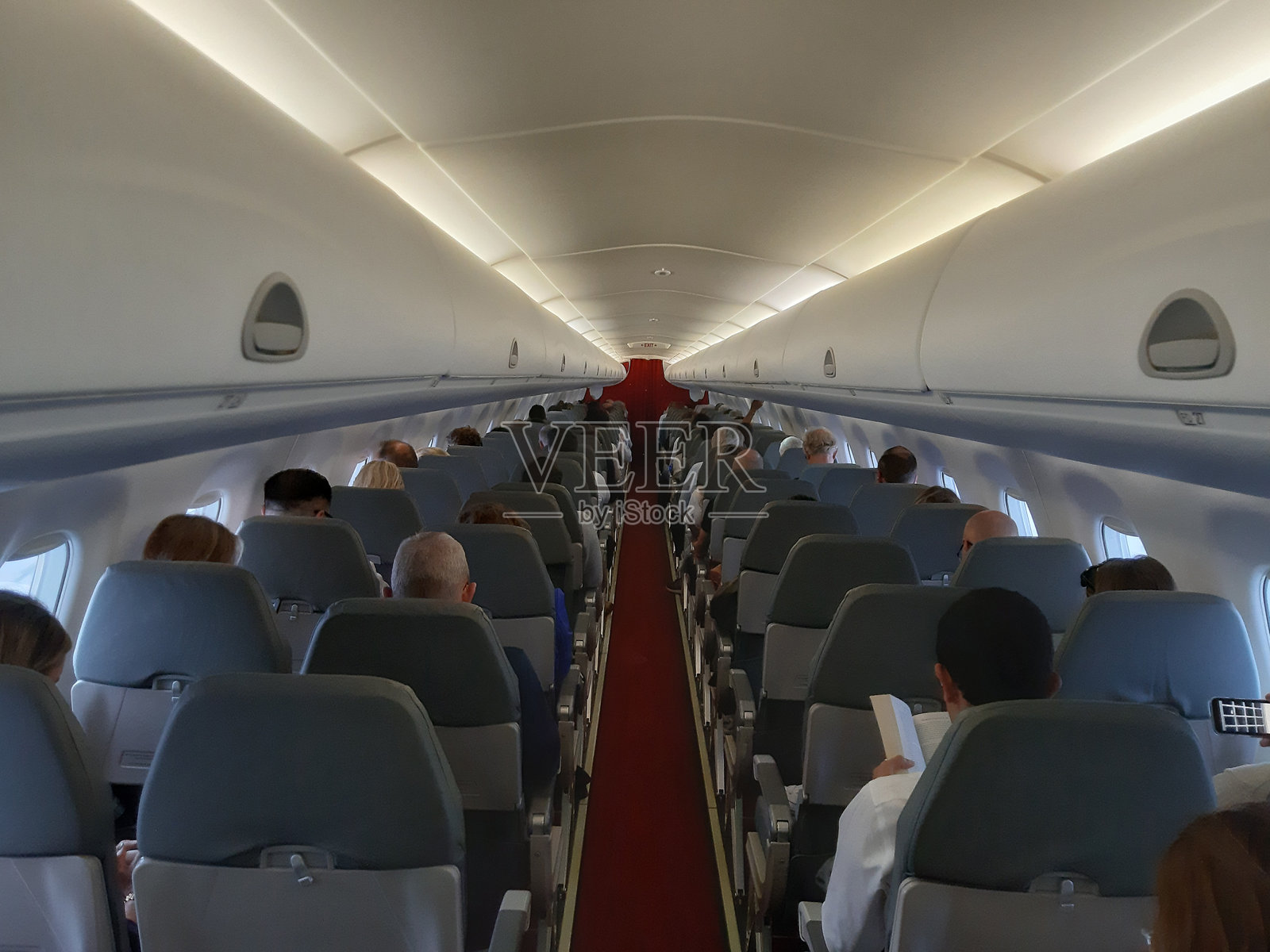 瑞士苏黎世的赫尔维蒂航空乘客起飞后坐下照片摄影图片