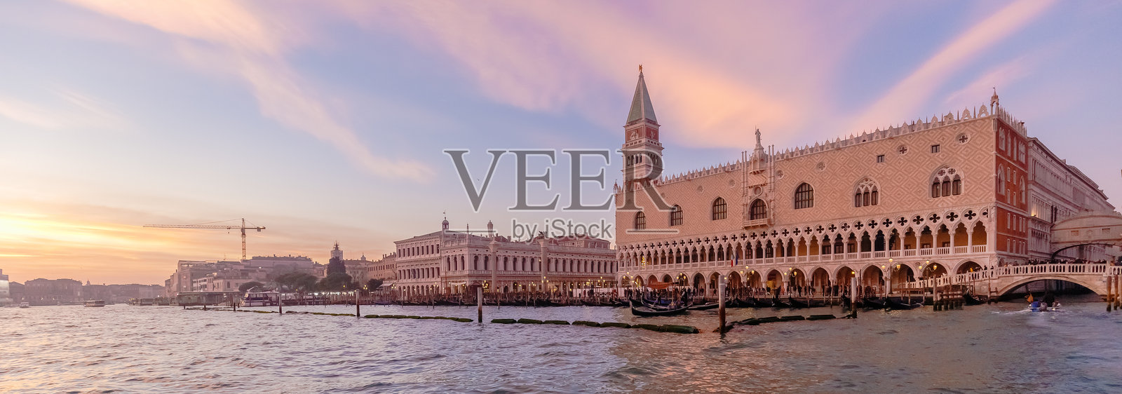 威尼斯意大利圣马可广场附近的公爵宫照片摄影图片