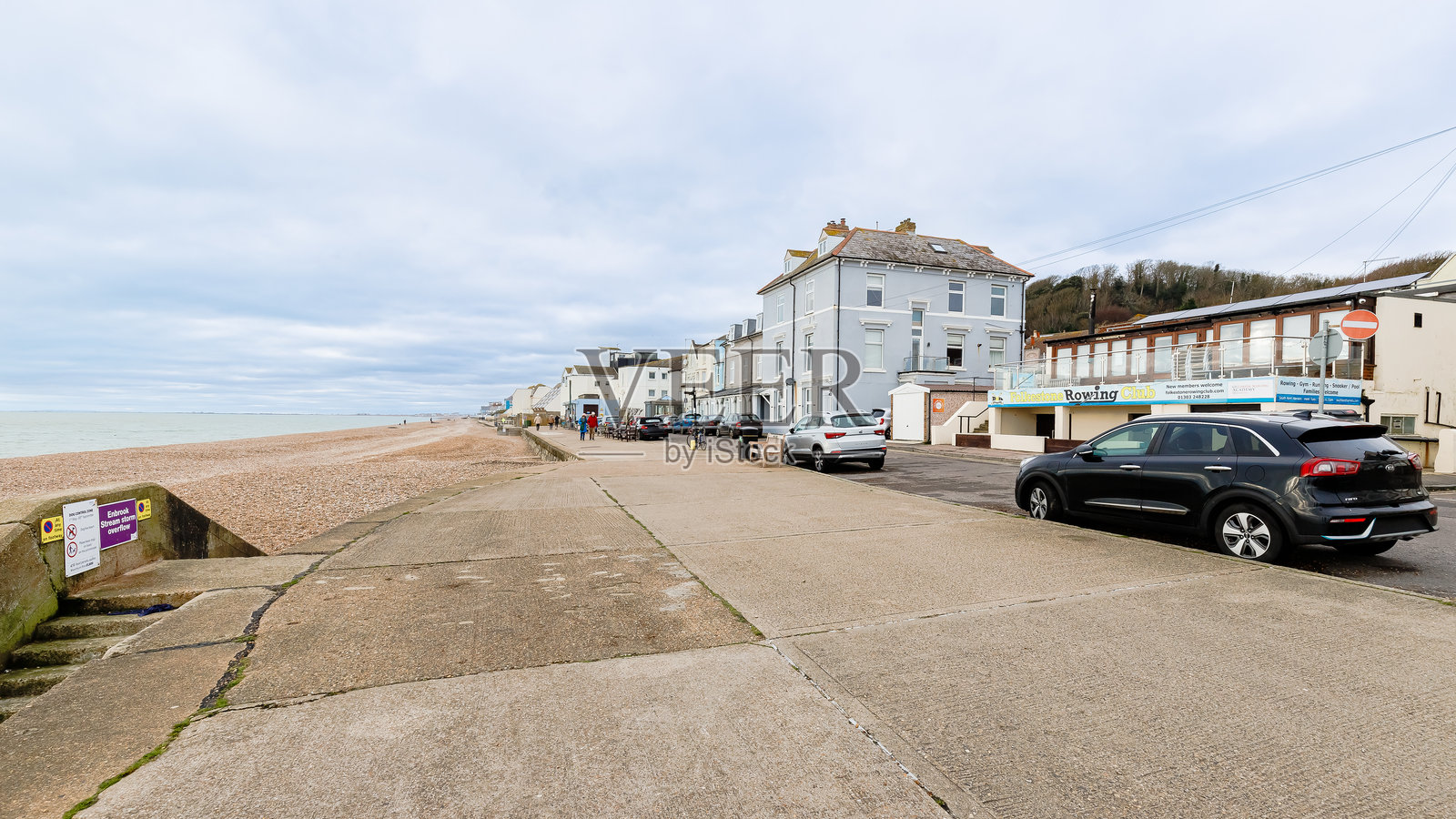 英格兰福克斯通附近桑德盖特的英吉利海峡沿岸房屋照片摄影图片