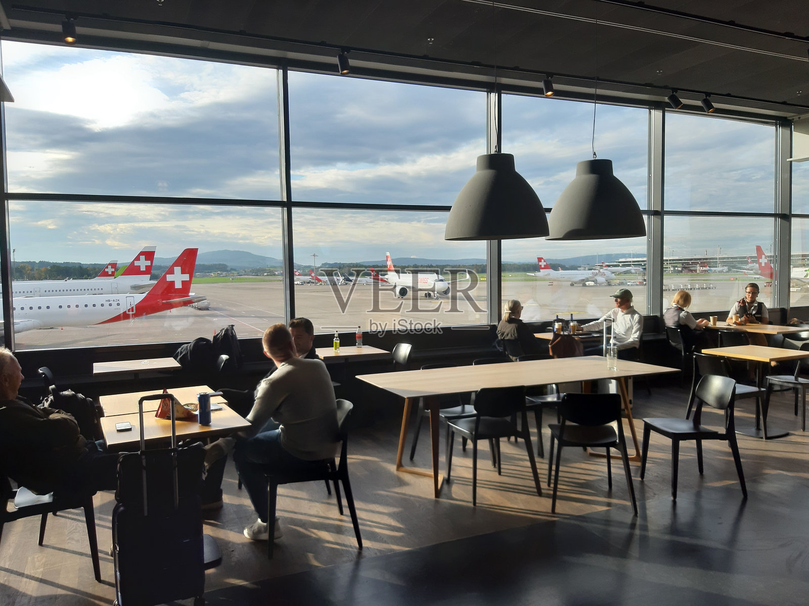 瑞士苏黎世国际机场,瑞士国际航空公司,乘客等待登机的场景照片摄影图片