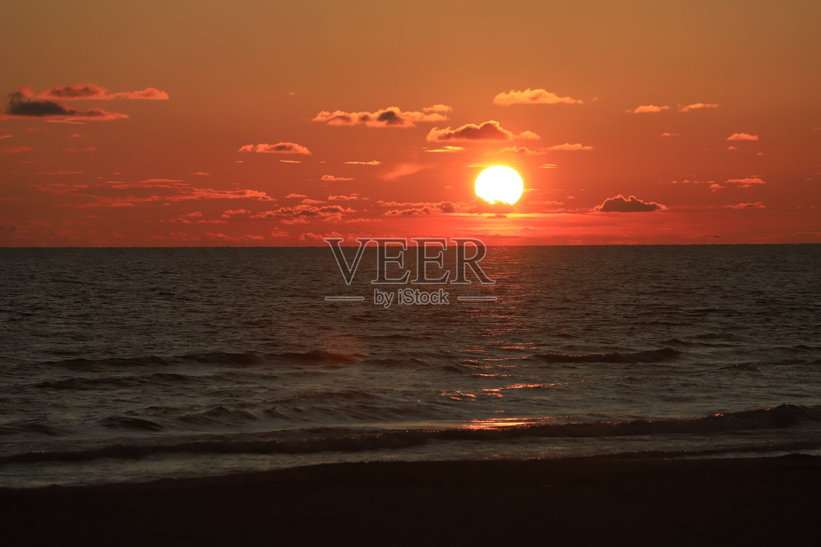 一个不同寻常的明亮日落。照片摄影图片