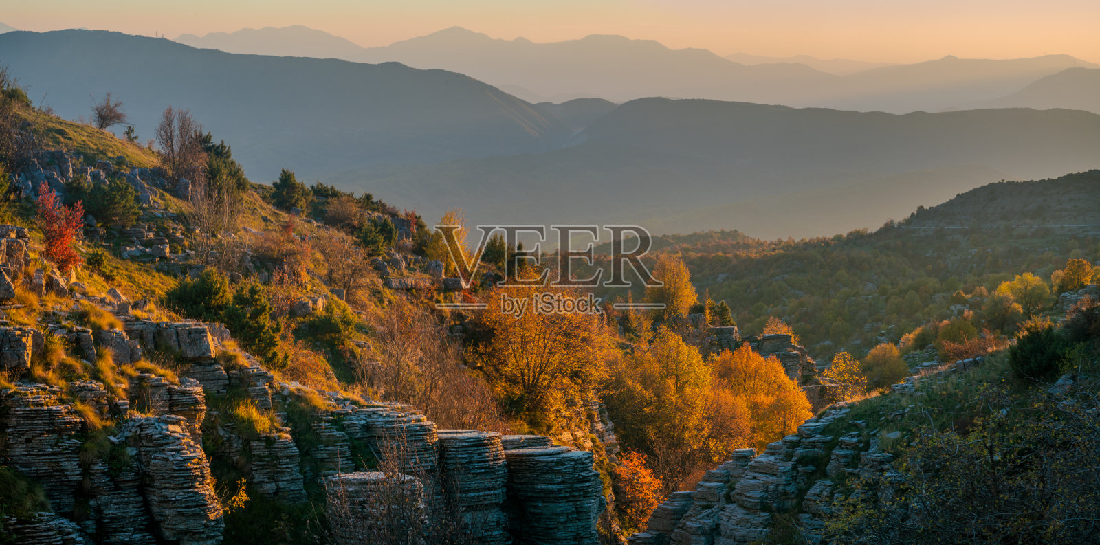 希腊扎戈里地区的山地风景，维科斯峡谷位于此处照片摄影图片