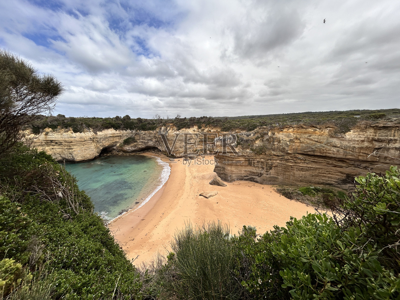 阿德洛赫峡谷位于维多利亚州的大洋路沿线，是一个令人惊叹的自然奇观，拥有壮观的石灰岩悬崖、清澈的蓝色海水和历史悠久的沉船遗址，步道提供令人叹为观止的景色。照片摄影图片