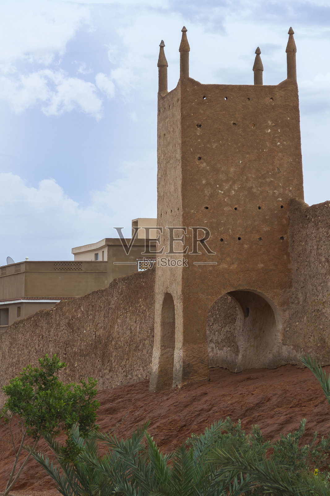 传统泥砖塔，带有尖顶和拱形开口照片摄影图片