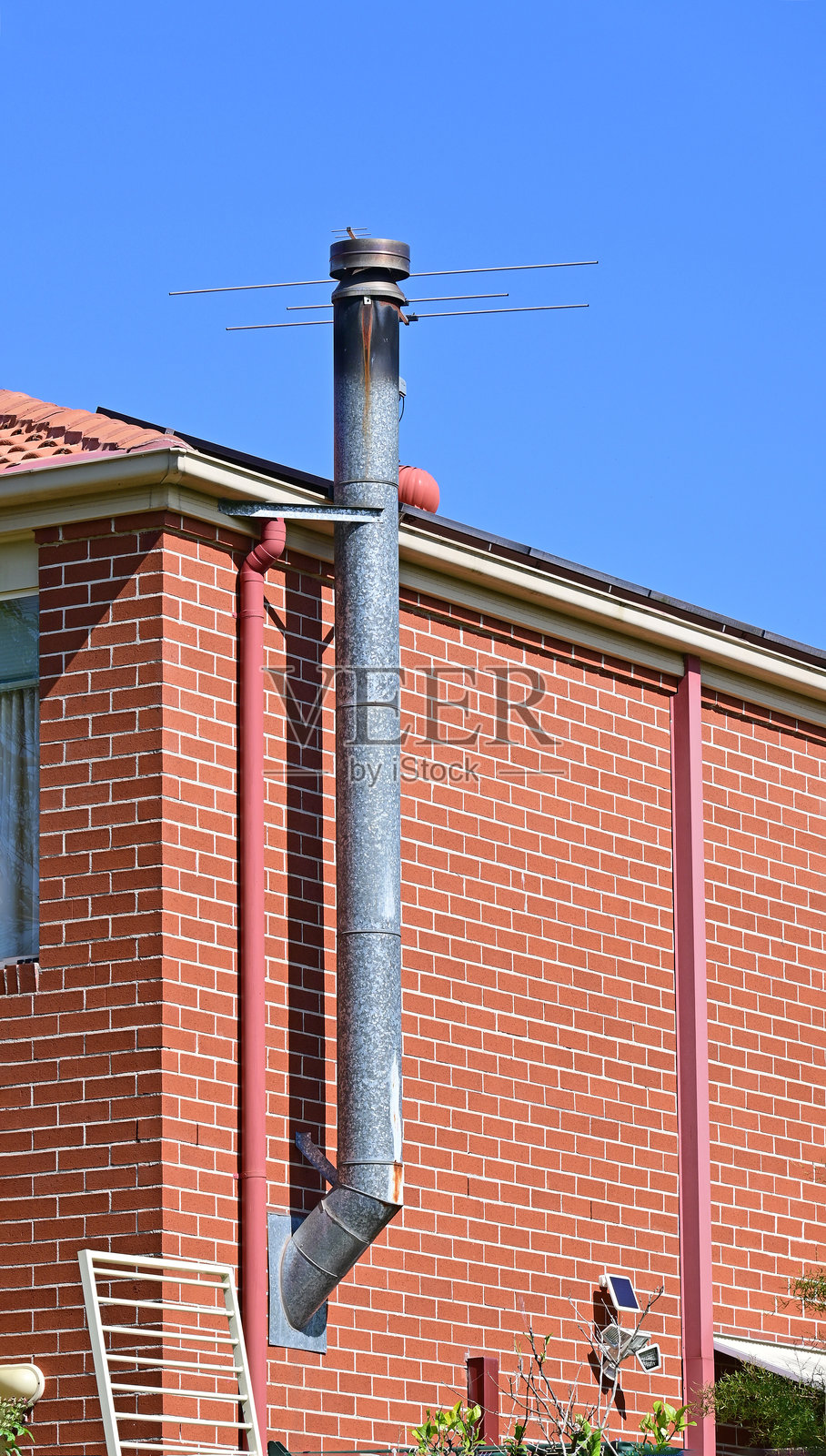 房子上的金属烟囱