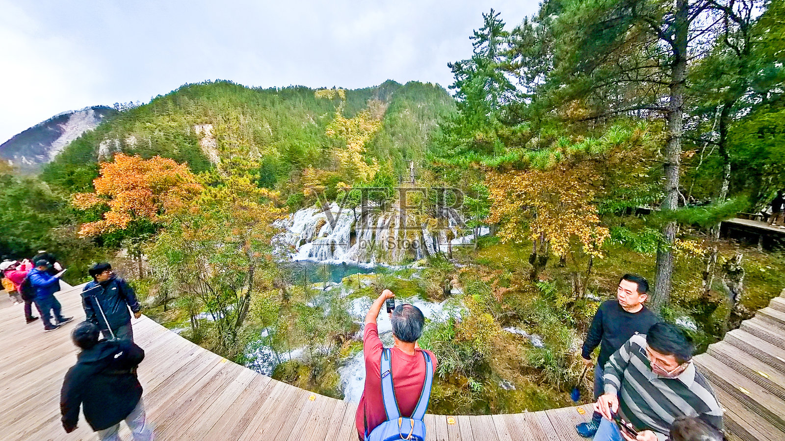 游客在中国九寨沟国家公园或保护区参观美丽的瀑布照片摄影图片