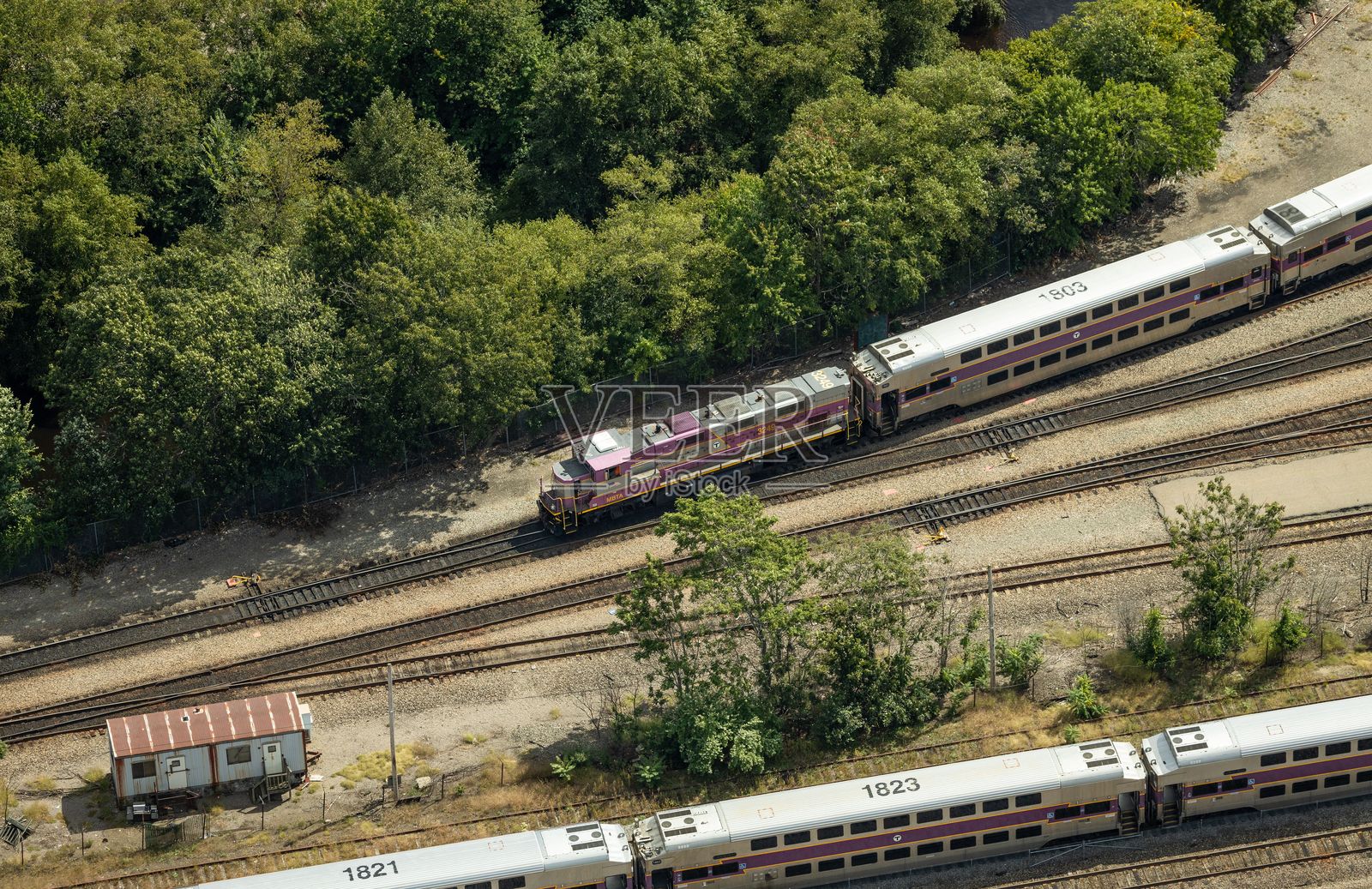绿树成荫中火车的鸟瞰图。照片摄影图片