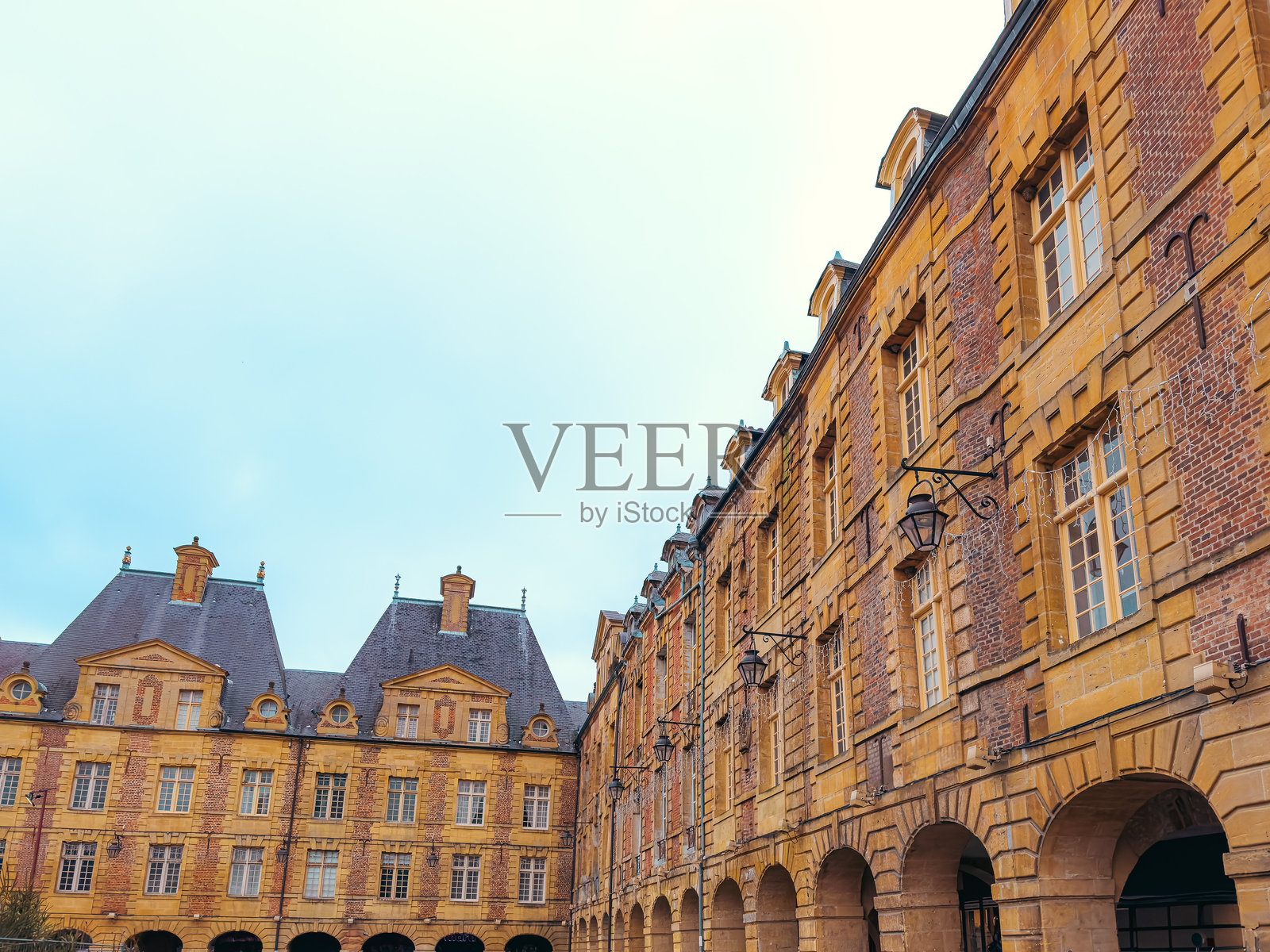 法国沙尔维尔-梅济耶尔市中心的街景照片摄影图片