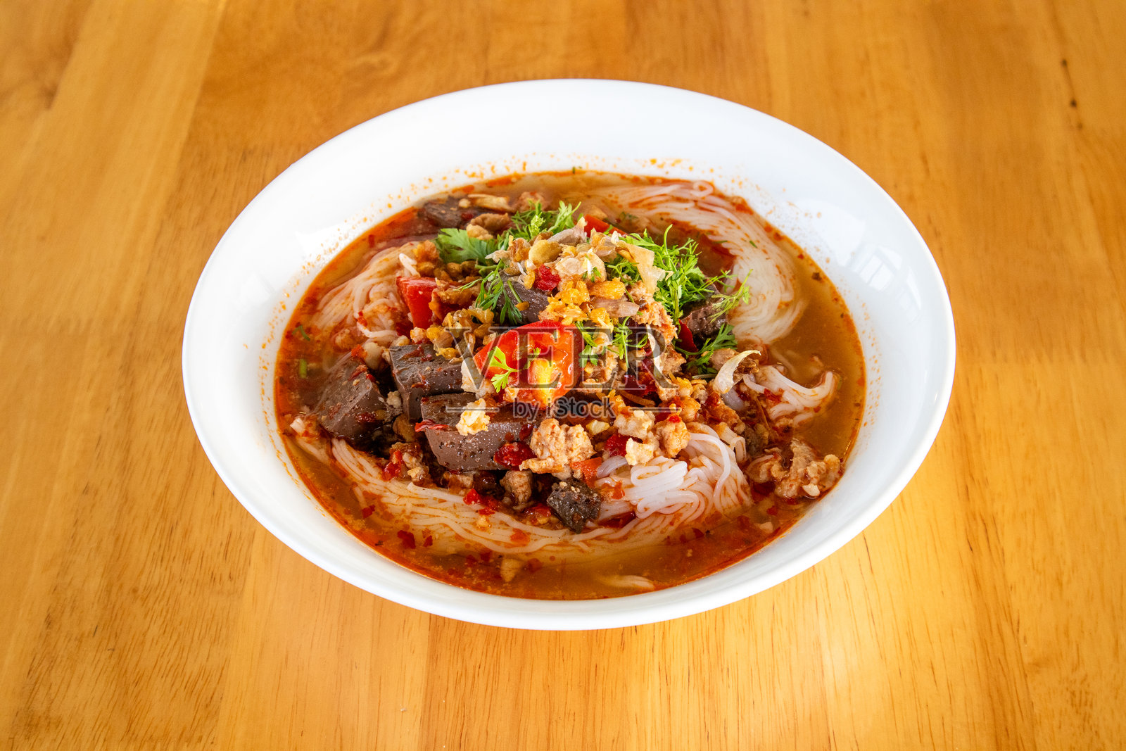 北泰式咖喱酱米粉或南贾米粉（辣猪肉酱米粉），南贾米粉是北泰美食。这是一种与米粉或面条一起食用的咖喱汤。照片摄影图片