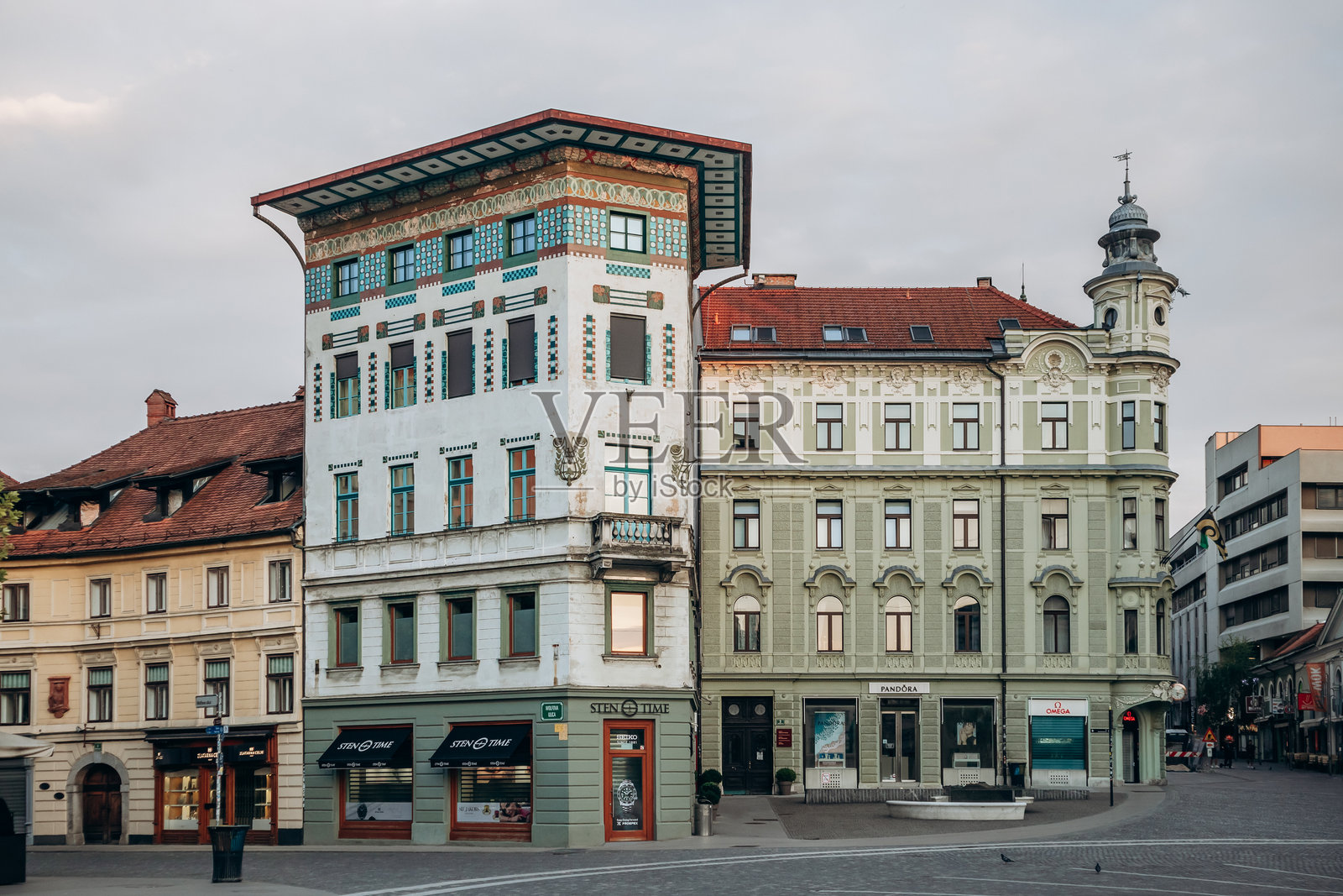 斯洛文尼亚卢布尔雅那 - 2024年8月14日：普雷舍伦广场，卢布尔雅那的中央广场。它是老城区步行区的一部分，也是一个主要的聚会地点。照片摄影图片