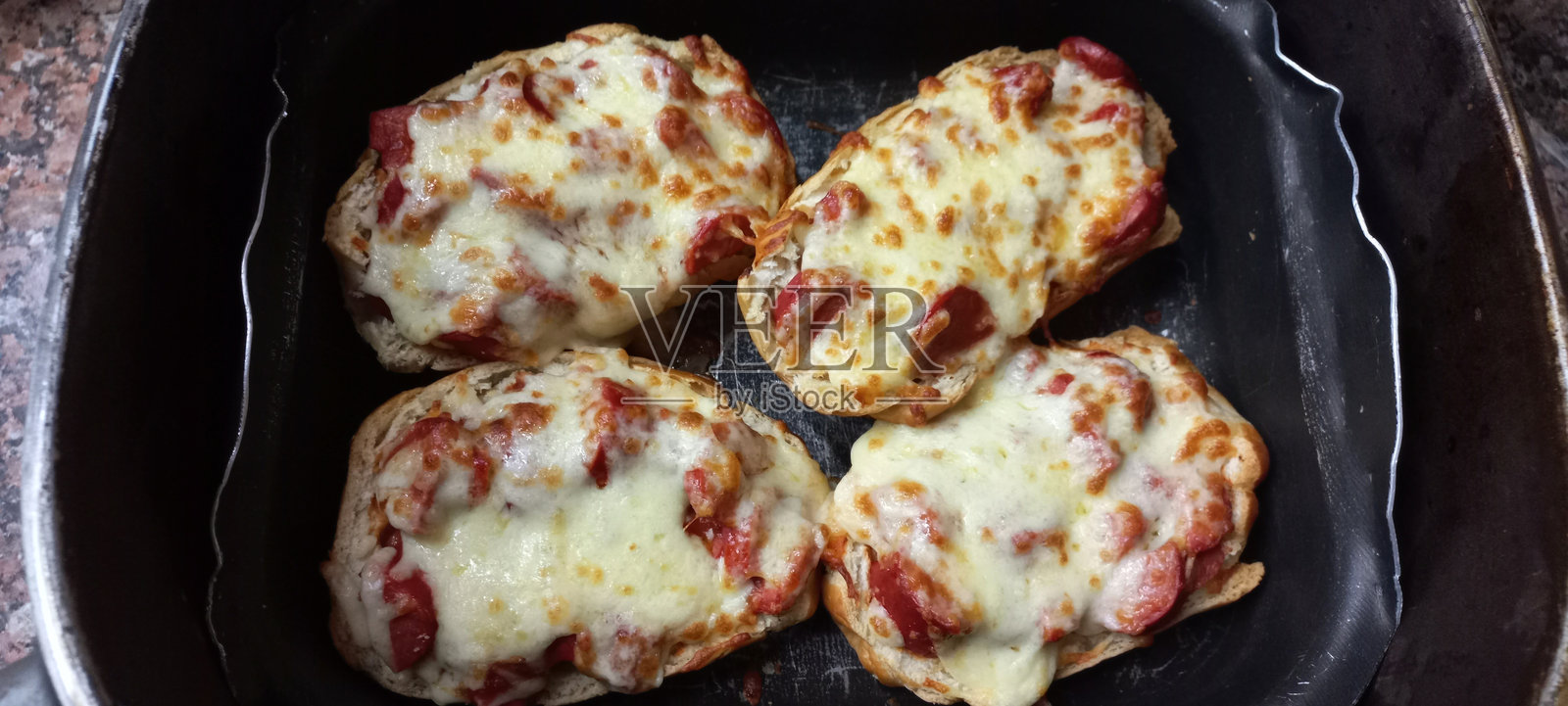 空气炸锅香肠三明治照片摄影图片