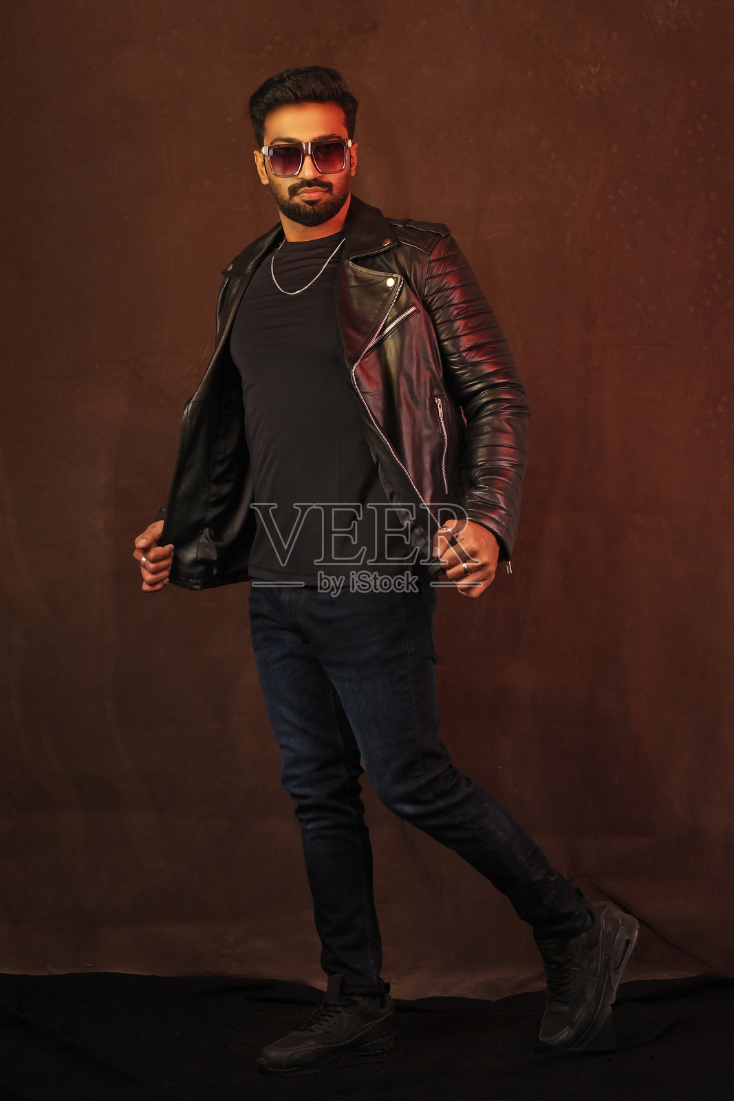 穿着黑色皮夹克的男人肖像照片摄影图片