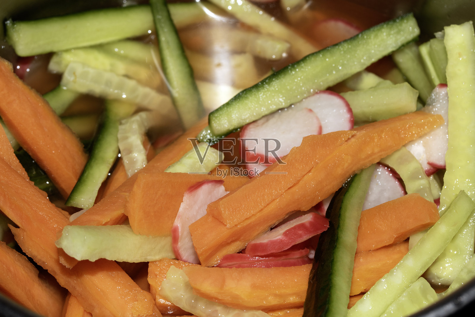 腌制的胡萝卜、萝卜和黄瓜切片特写照片摄影图片