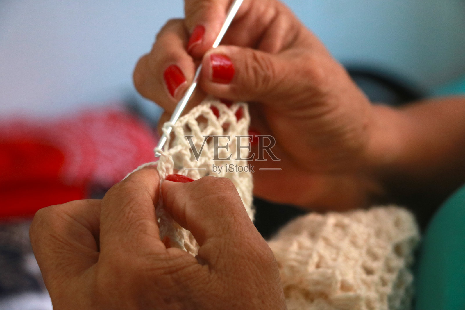 一位女性的手在巴西塞阿拉州阿基拉兹市（波尔图达斯杜纳斯）钩针编织的特写镜头。照片摄影图片