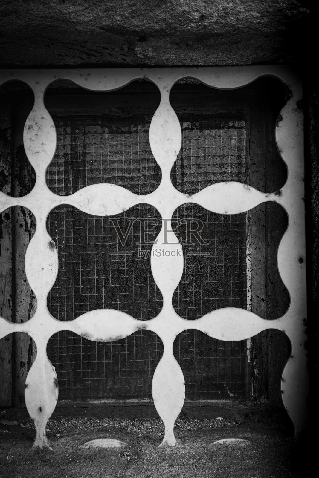 突出复古金属格栅独特图案的建筑细节，背景为深色。照片摄影图片