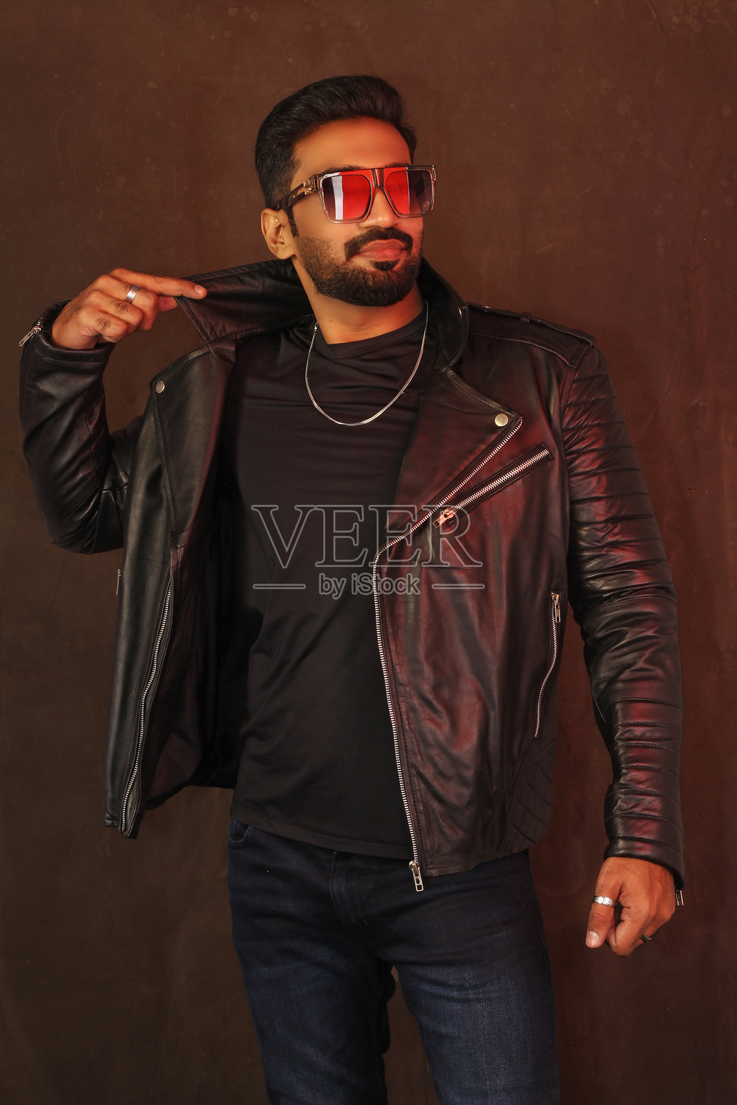 穿着黑色皮夹克的男人肖像照片摄影图片