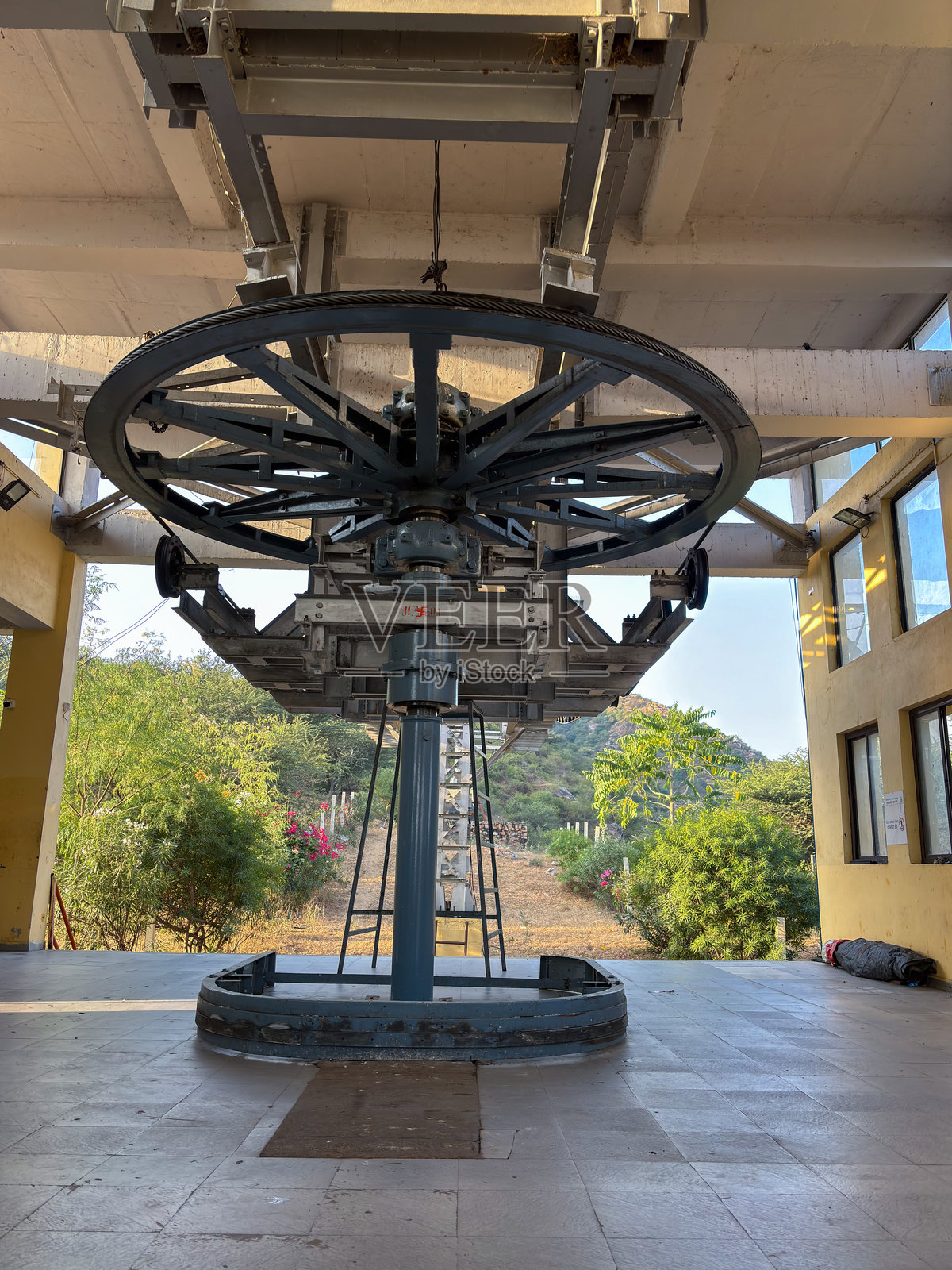 印度普什卡尔拉特那吉里山上的萨维特里母神庙索道缆车。照片摄影图片