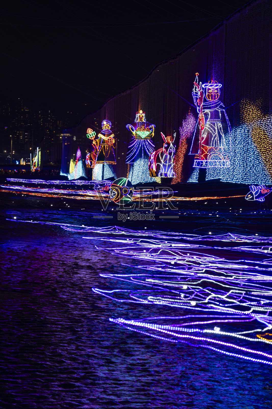 麦德林。圣诞灯饰以其美丽的设计回归。照片摄影图片