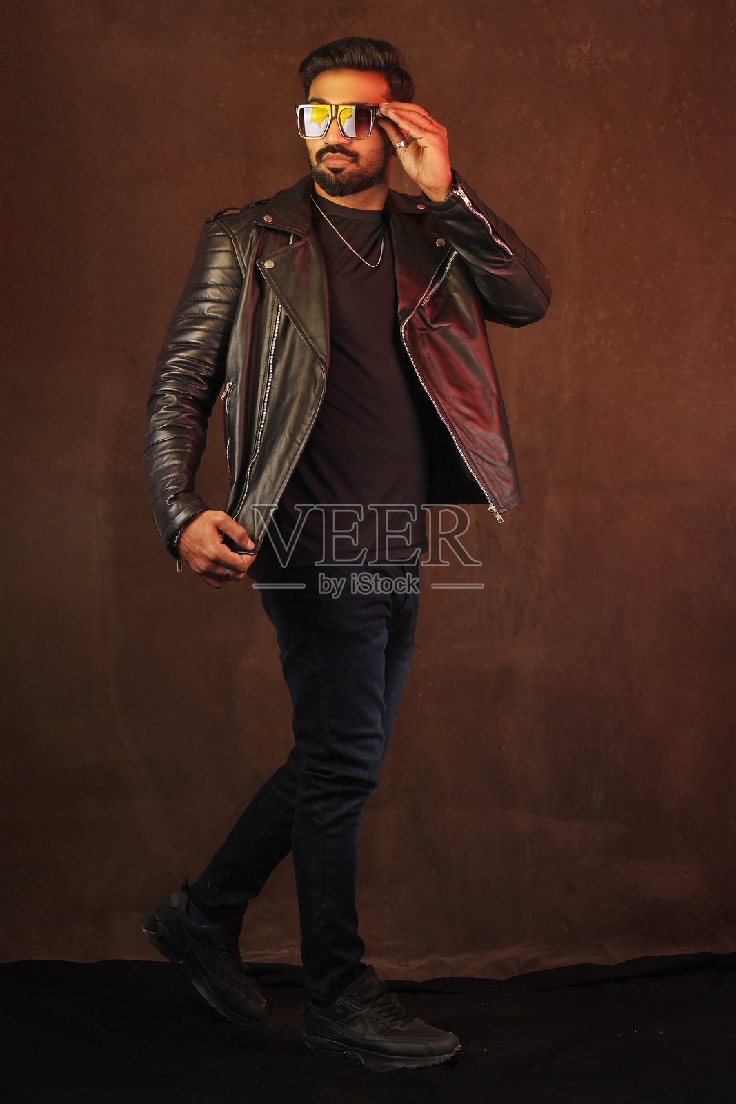 穿着黑色皮夹克的男人肖像照片摄影图片