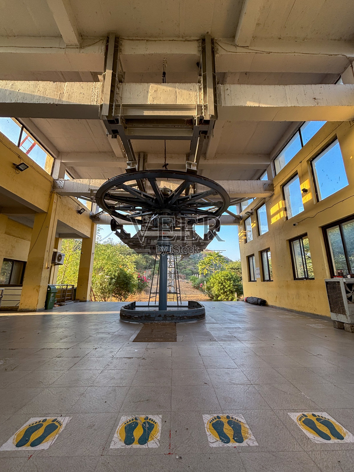 印度普什卡尔拉特那吉里山上的萨维特里母神庙索道缆车。照片摄影图片