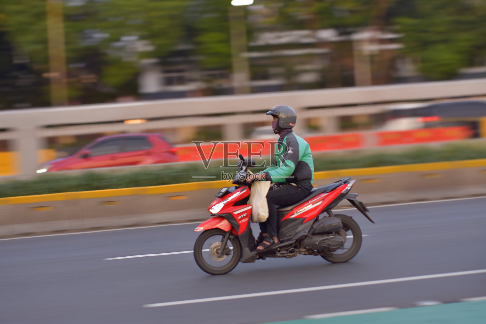 一名在线摩托车出租车司机正在沿着道路行驶照片摄影图片