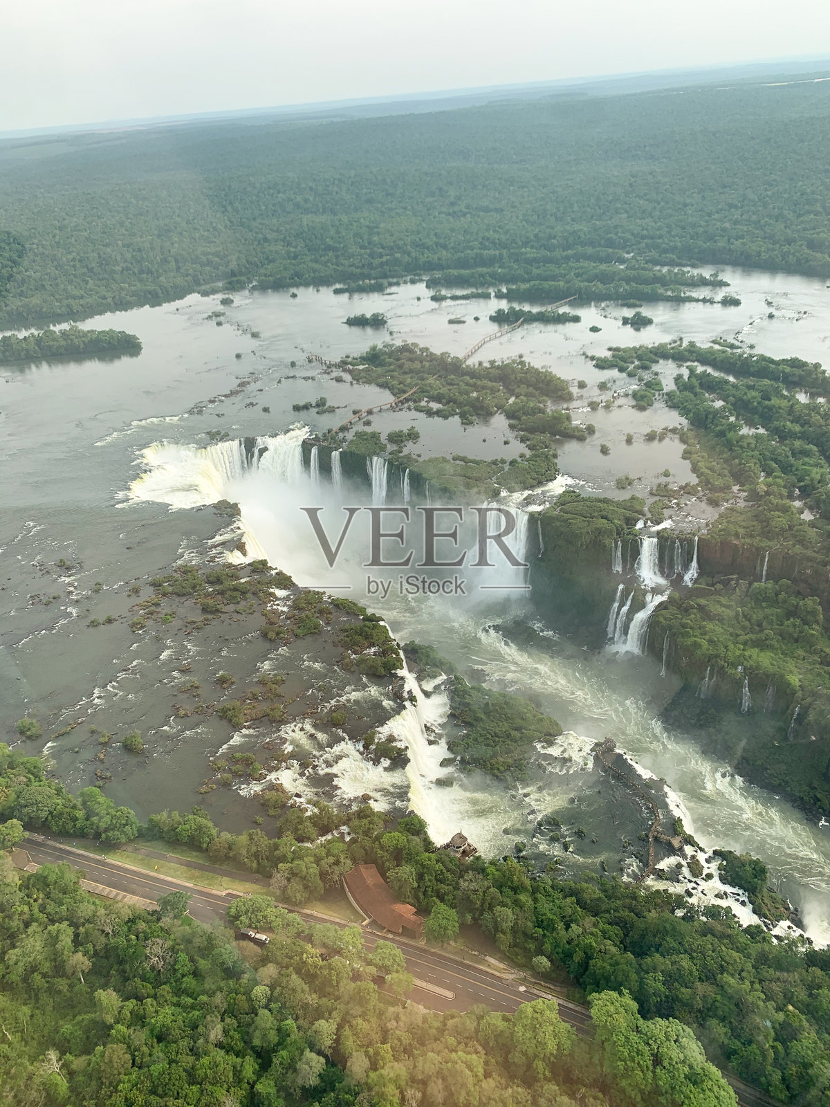 伊瓜苏瀑布的鸟瞰图，周围环绕着郁郁葱葱的森林照片摄影图片