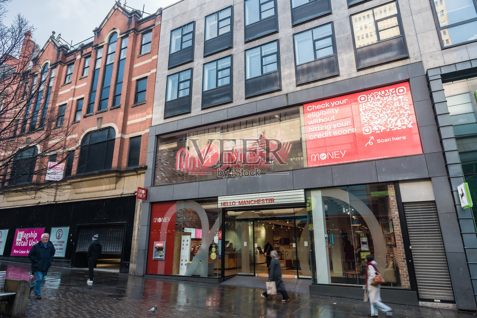 人们在城市街道上经过维珍货币银行的全景照片摄影图片