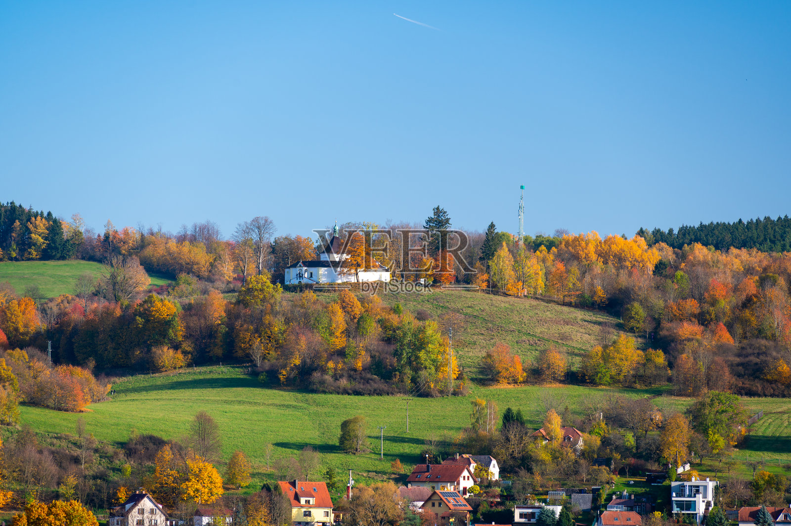 捷克克鲁姆洛夫附近的克里佐瓦山，山顶有悲伤圣母小教堂。秋季拍摄，生动的树叶和阳光明媚的天气突显了其宁静的美。照片摄影图片