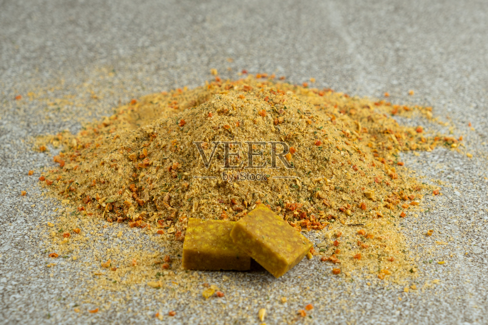 一种由蔬菜和盐混合而成的多功能立方体调味料照片摄影图片