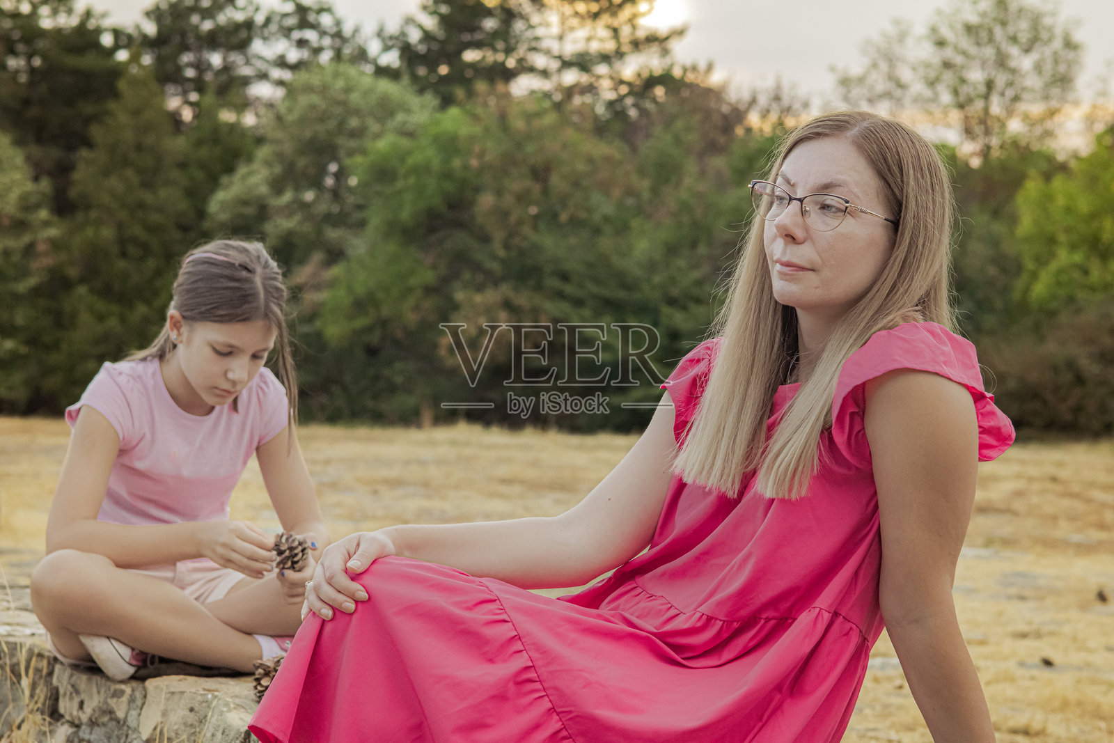 母亲与青少年沟通。充满爱心的母亲在大自然中倾听女儿，展现出同理心和理解，享受夏日时光。照片摄影图片