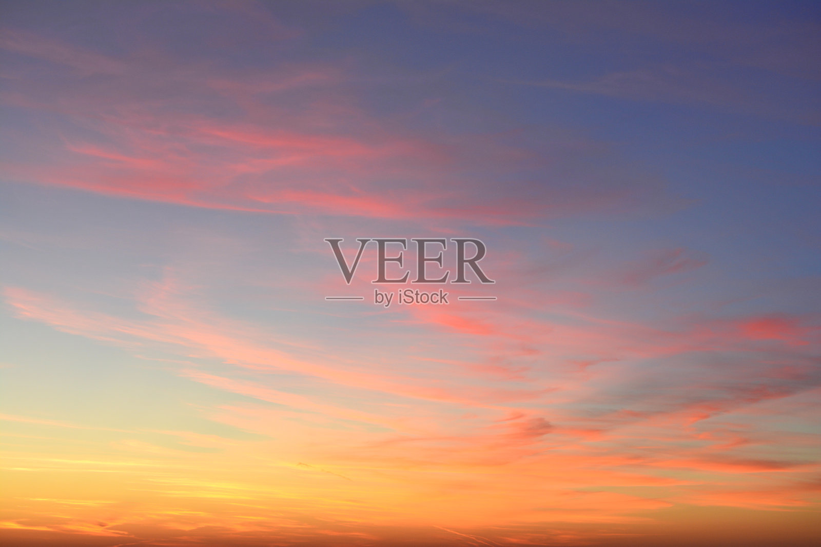 夕阳下的天空背景，伴有一些云彩和光线照片摄影图片