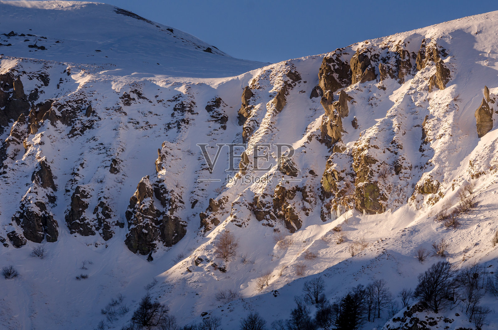 法国奥弗涅的桑西山，冬季积雪覆盖。照片摄影图片