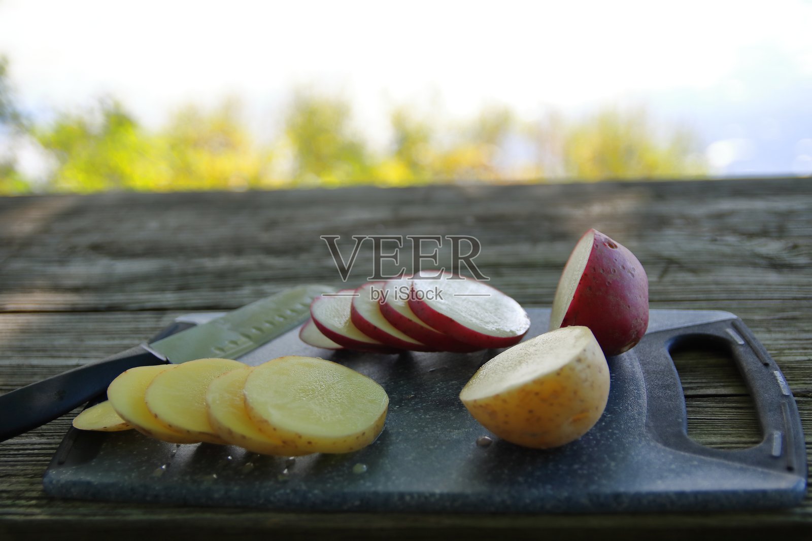 准备红色和金色土豆用于露天火焰锡纸包照片摄影图片