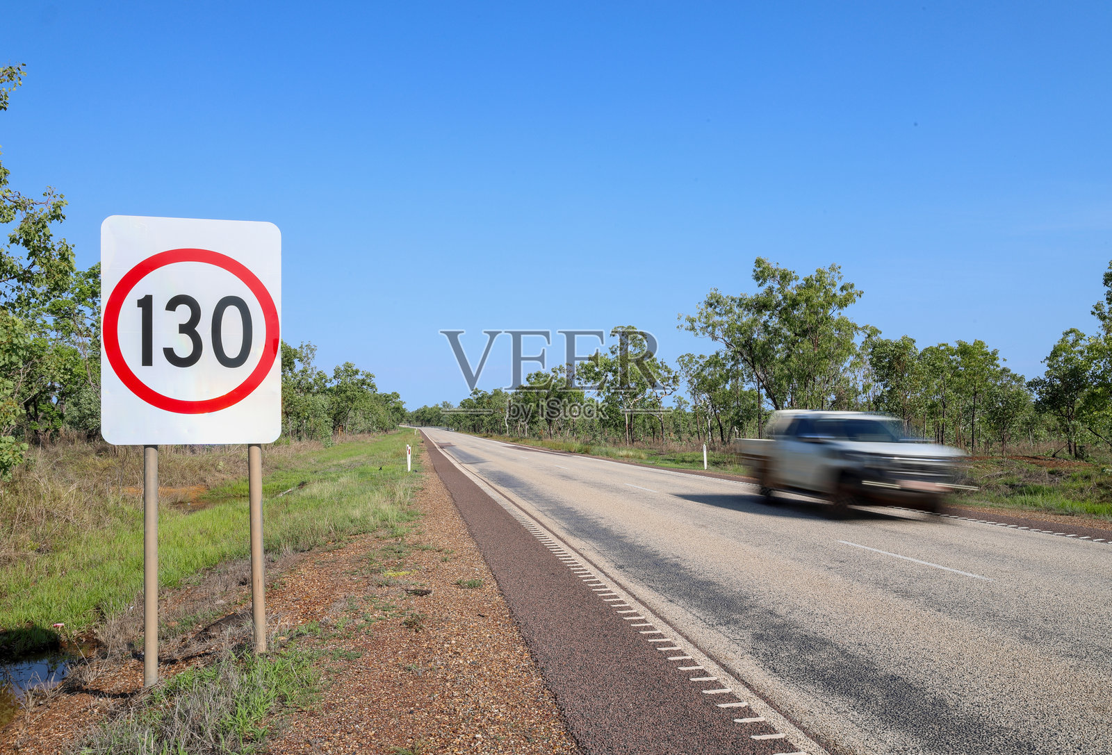 130公里/小时的道路标志。经过的超速车辆的运动模糊。北领地，澳大利亚唯一一个在某些高速公路上限速130公里/小时的州或地区。事故、碰撞的原因。照片摄影图片