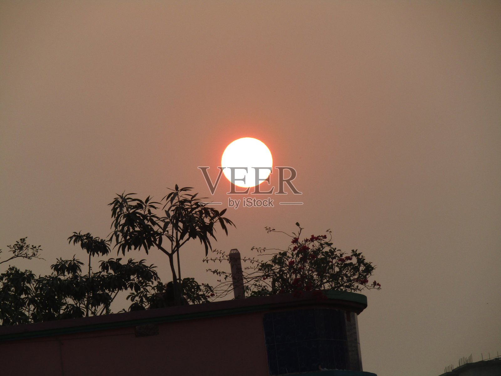 美丽的黄昏日落。照片摄影图片