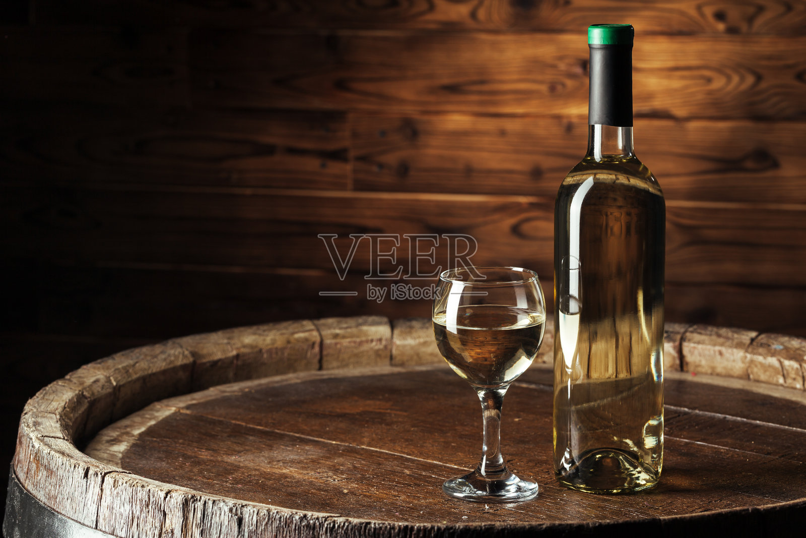 酒瓶与玻璃，木质背景。创意照片。照片摄影图片