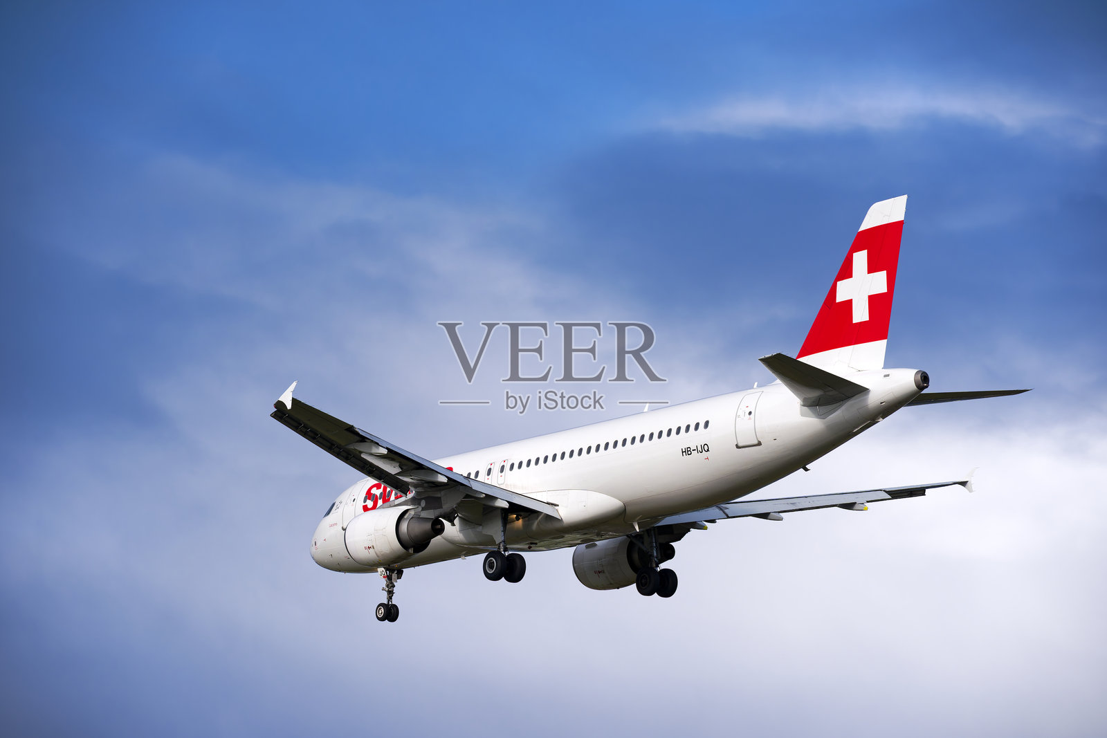 瑞士航空的空客A320-214，注册号HB-IJQ，在多云的冬日降落在瑞士苏黎世克洛滕机场。照片摄影图片