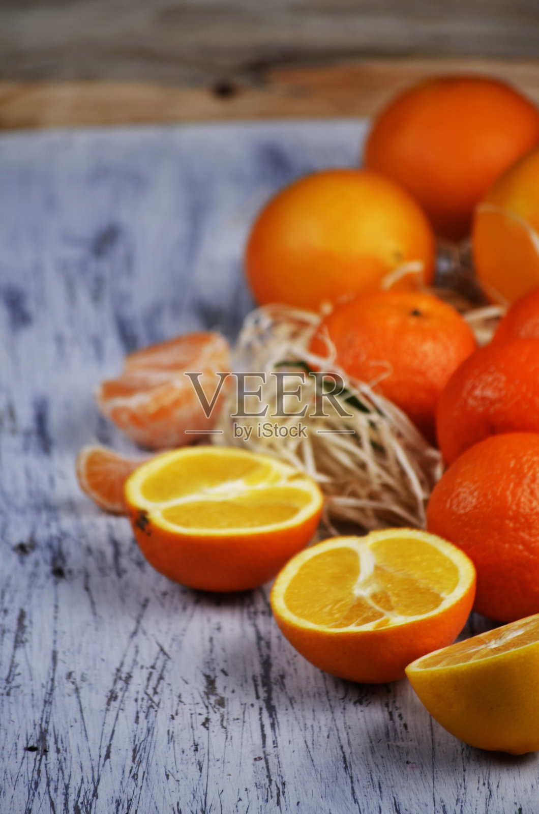 桌子上的橙色水果照片摄影图片