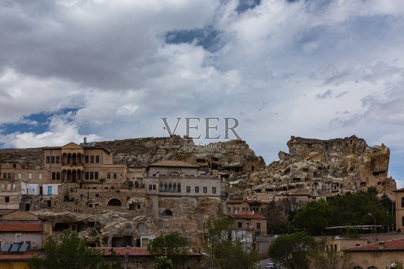 土耳其卡帕多奇亚的乌尔居普，城市景观与洞穴住宅照片摄影图片