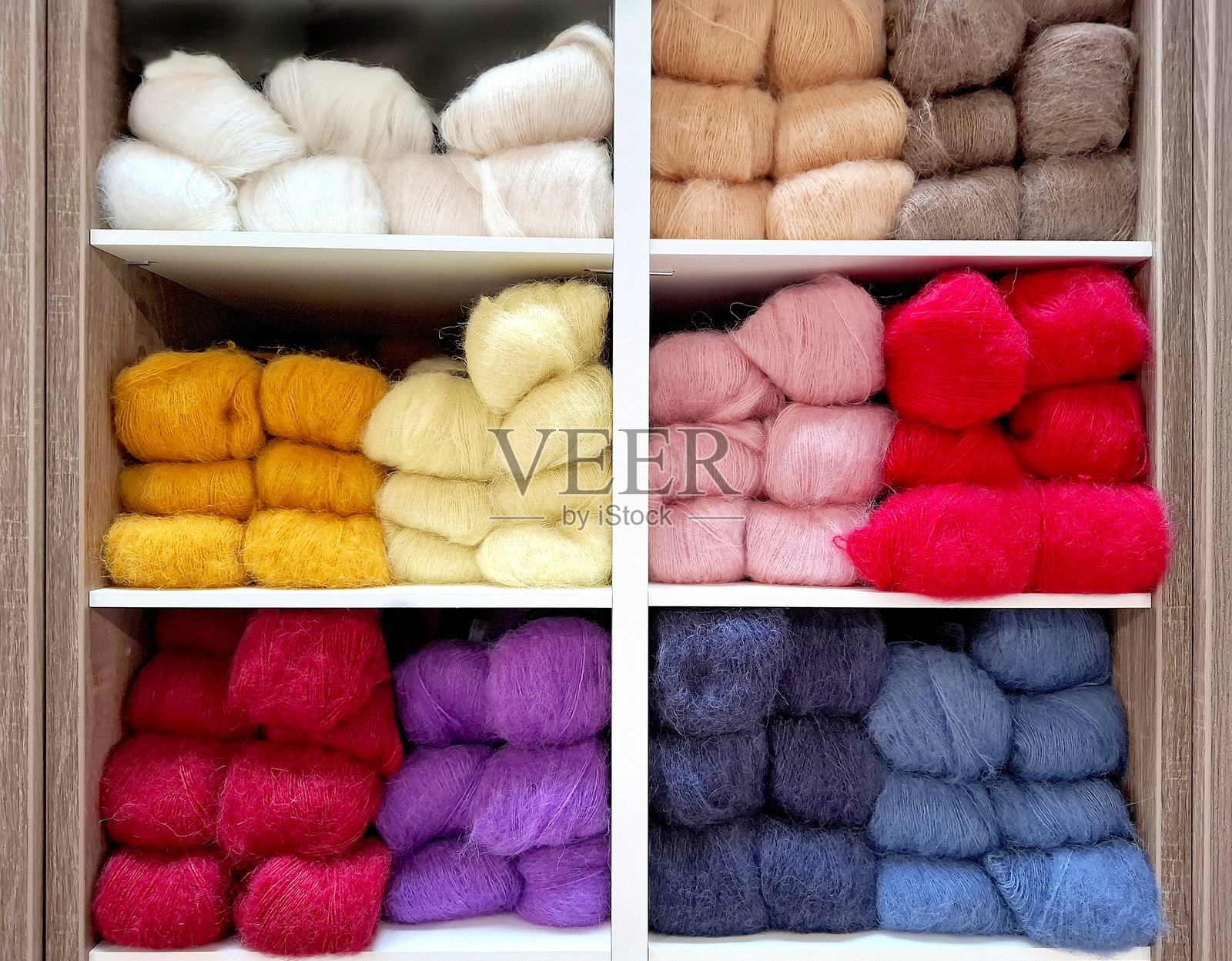 工艺店里的不同颜色的羊毛照片摄影图片