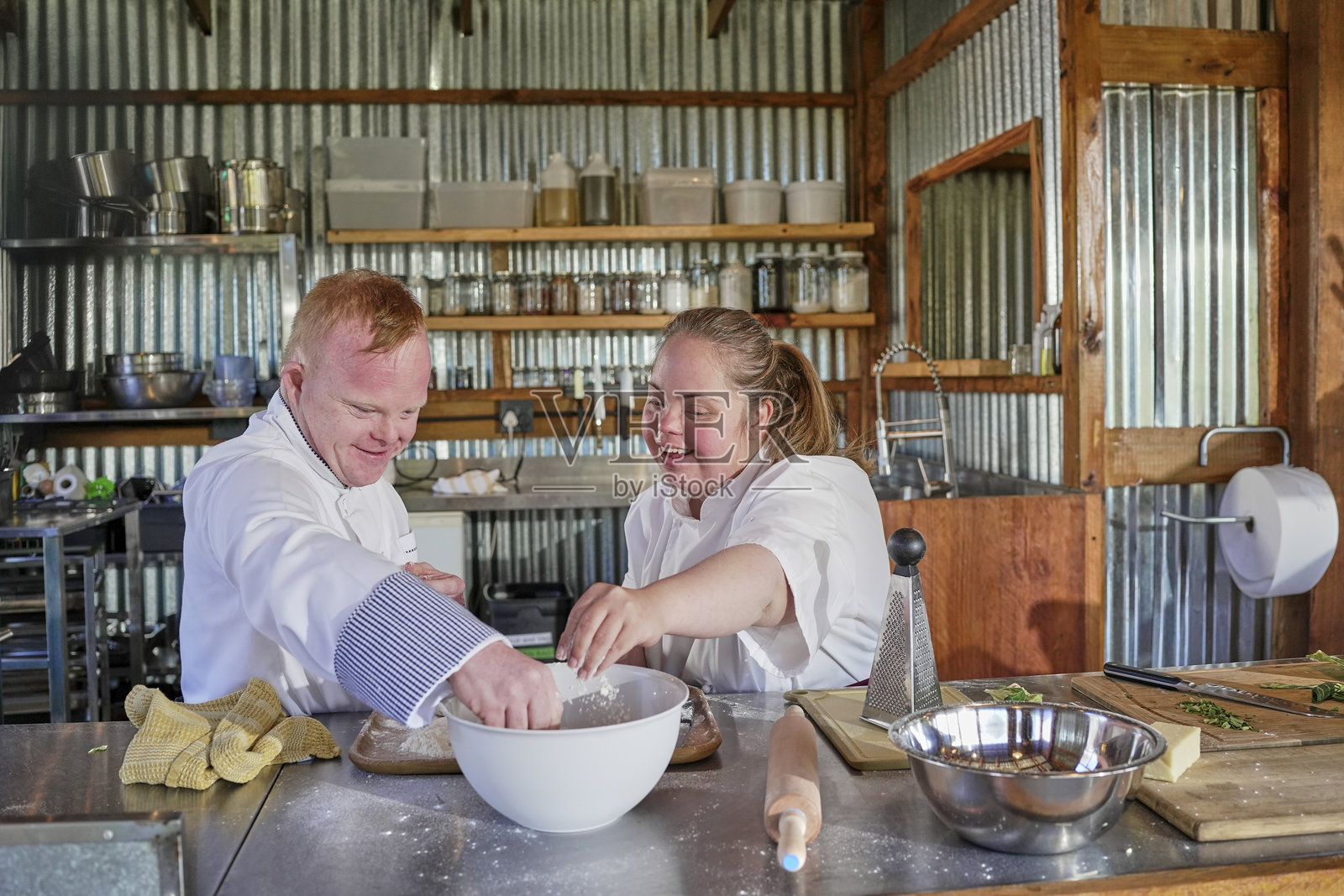 两位厨师在餐厅的厨房里准备食物照片摄影图片